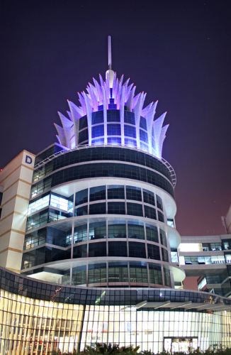 Dubai Silicon Oasis Gebäude bei Nacht.