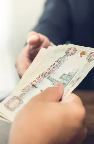 Bild einer Kontoeröffnung in Dubai mit Bargeld Auszahlung.